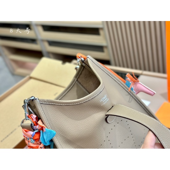 2023.10.29 270 Folding Box Aircraft Box Size: 24.26cm Evelyn Exclusive Customized Version Hermes Imported Leather Embroidery ✔️ Not a regular version on the market, absolute cost-effectiveness, super high, compact, lightweight, and sufficient capacity