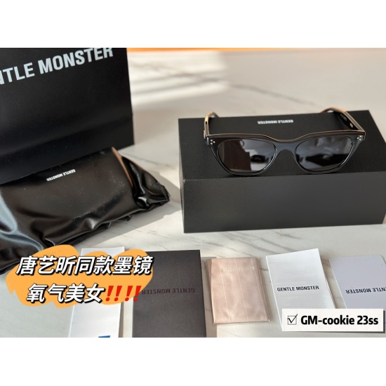 On September 3, 2023, 195 comes with a complete set of packaged black super sunglasses. The new GM cookie sunglasses from 2023 cannot be missing. Cookie01- Narrow frame new paradigm carries multiple styles with a straight line, which is both neat and refr