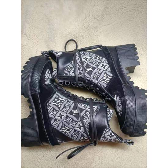 July 29, 2023 ¥ comes with a full set of packaging! Louis Vuitton LV Women's Lace up Short Boots Full Leather Thick Heel Thick Sole Martin Boots French OEM Original 1:1 Reproduction! The material is authentic! All made of 100% genuine leather! The sole is