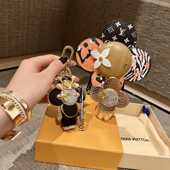 20240401 851V Sunflower New World Tour Vivian Keychain/Bag Hanger Series Full of Childlike Travelers Vivienne Travelers. The new work takes the brand mascot Vivienne as the theme, drawing inspiration from the cultural characteristics of countries around t