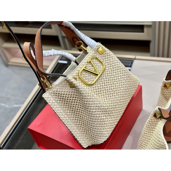 2023.11.10 220 225size: 26.18cm 38.25cm Valentino New Product! Who can refuse Bling Bling bags, small dresses with various flowers in spring and summer~It's completely fine~