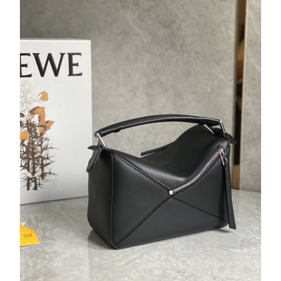 20240325 P930 Top Original Order ‼️ The latest version of the logo is made of imported Spanish calf leather, with a full leather inner lining, thin shoulder straps, and a bottom nail. It feels gentle and comfortable to the touch. The precise cutting of th