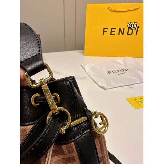 2023.10.26 P175 (with box) size: 1911.5FENDI Fendi Autumn/Winter New Farley Plush Bucket Bag Classic Drawstring Design ➕ Metal logo decoration~equipped with two shoulder straps, can be worn on one shoulder or cross body! Small and exquisite, it is a must-