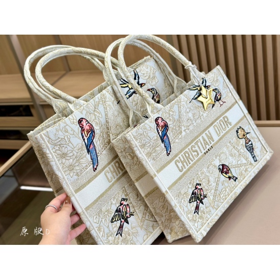 On October 7, 2023, 345 340 comes with a folding box, scarves, Dior, original fabric jacquard, Dior book tote. My favorite shopping bag tote of the year, which I have used the most, is Baodio. Due to its huge capacity, everything is placed inside, and of 