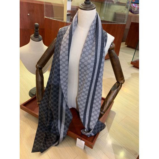 2023.07.03, we buy and cherish our men's scarves. There are really few men's scarves, and we only produce a few in a year, all of which are export orders, so it is difficult to find them. Men's things should be small and refined, and beautiful men's 