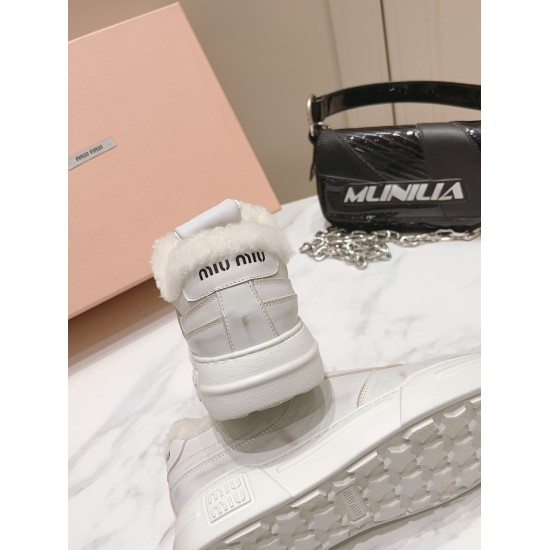 2023.12.19 ex factory price: 310miumiu Miao's family's latest early spring runway casual dirty shoes/sports small white shoes, a popular product among domestic and foreign bloggers. The Little Red Book Grass Series, retro and fashionable, has a minimalist