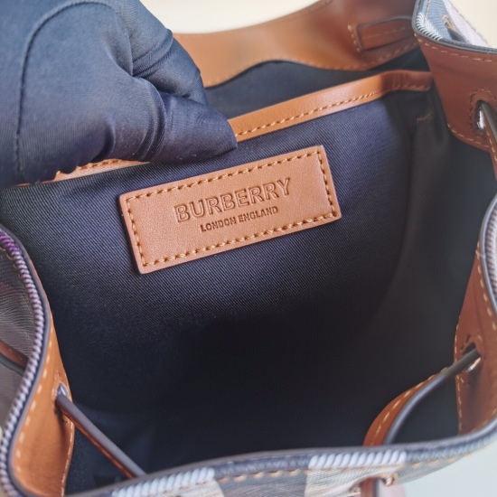 2024.03.09P680 [Top of the line original] Bur Berry's new Burberry backpack features the brand's classic plaid pattern and cleverly paired with leather elements from the stitching line. Featuring a front zippered pocket and an adjustable shoulder strap de