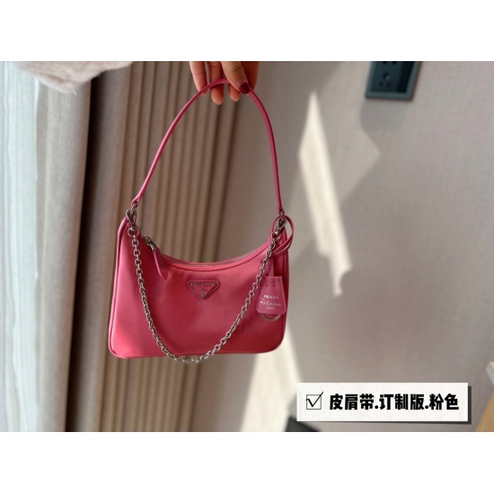 2023.11.06 155 comes with a box (Korean order) size: 22 * 13cm Prad hobo 2005 nylon underarm bag. Seeing the actual product, it is truly perfect! packing ✔ The design is super convenient and comfortable! ⚠ Leather handle ⚠ Equipped with a chain, absolutel