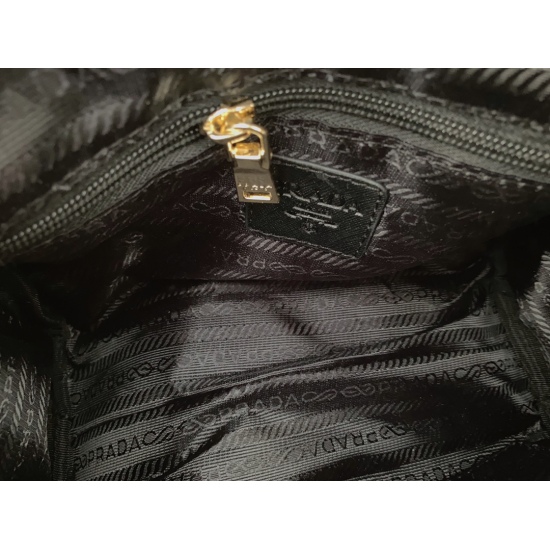 2023.11.06 P145 Prada Men's Canvas One Shoulder Crossbody Bag The Messenger Bag features exquisite inlay craftsmanship, classic and versatile physical photography, original factory fabric, high-end quality delivery, small ticket dust bag 24 x 17 cm.