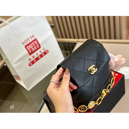 On October 13, 2023, 215 comes with a foldable box size of 17 * 19cm. Chanel's new backpack can be cute and love the cutest backpack of this season
