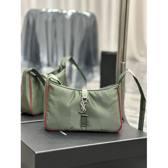 20231128 batch: 550 green silver buckle with red edge nylon ⚬ LE 5 A ̀  7_ Nylon style college style salt shoulder crossbody bag for men and women, lightweight nylon fabric, low-key, luxurious, and versatile for commuting. The bag is designed for leisure 