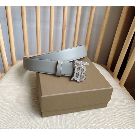 Burberry's Burberry counter features a new Italian refined leather waistband adorned with exquisite stitching. The buckle features a unique logo design paired with hand-painted leather details. Width: 3.5cm, exquisite and elegant