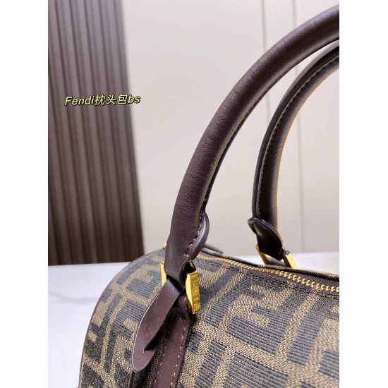 2023.10.26 P195 (with box) size: 3020 Fendi Pillow Bag is also a small cute bag, round and cute, love retro and fashionable