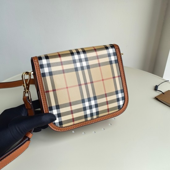 2024.03.09p650 Burberry eye-catching decoration with Bur plaid pattern, paired with front cut pieces, creates an elegant curved shape. Size: 19 x 6 x 16cm Shoulder strap Minimum vertical wearing length: 47.5cm Shoulder strap Maximum vertical wearing lengt