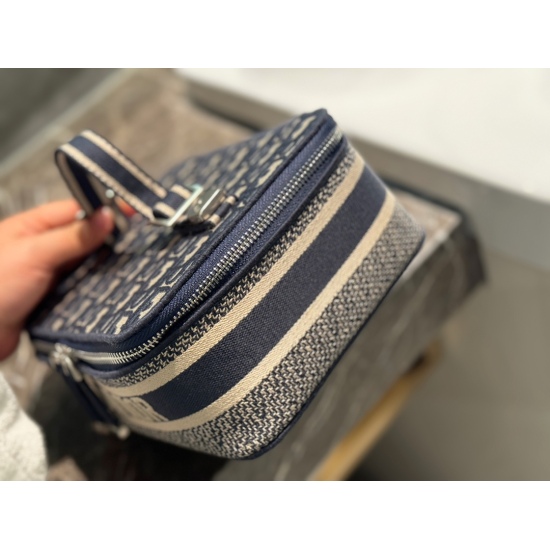 280 box size: 22 * 17 * 7cmD Home's latest embroidered makeup bag fell at first glance, the square and square body of the bag is too pleasing
