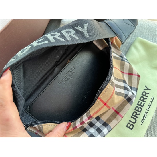 2023.11.17 175 box size: Top width 30cm * 16cm bur waist pack! Cool and cute! This waist bag really shouldn't be too easy to carry! I will definitely like it
