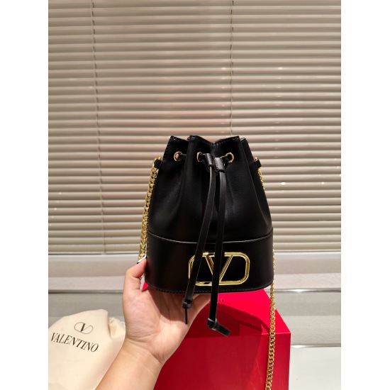 2023.11.10 P195 folding box ⚠️ Size 18.20 Valentino drawstring bucket bag unlocks fashionable charm cool and cute The most beautiful girl in the whole street