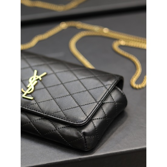 20231128 Batch: 500Gaby_ A super practical small bag for mobile phone/chain bags, imported from Italy in original sheepskin, with full leather inside and outside. Paired with finely handcrafted stitching, the classic metal logo showcases individuality, an