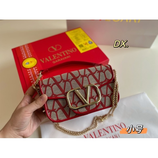 2023.11.10 P220 (Folding Box) size: 2012 Valentino Valentino's new vintage mini Loco handbag gives a low-key sense of luxury ‼️ Equipped with a long shoulder strap with a chain, carrying the back of the shoulder to the street for daily commuting without a