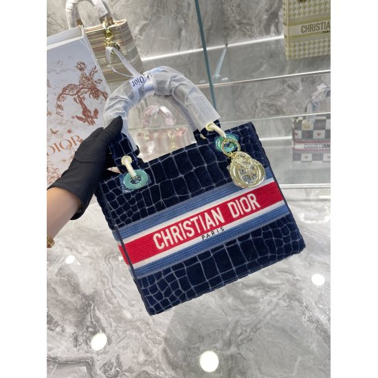 On October 7th, 2023, Dior Princess Embroidery Bag was originally a top tier P295 Dior Lady Life Constellation Embroidery Limited Edition Bag. A 2022 New Lady Life Milk White Dior Constellation Embroidery Bag was introduced in Venice, Macau. It can cure a