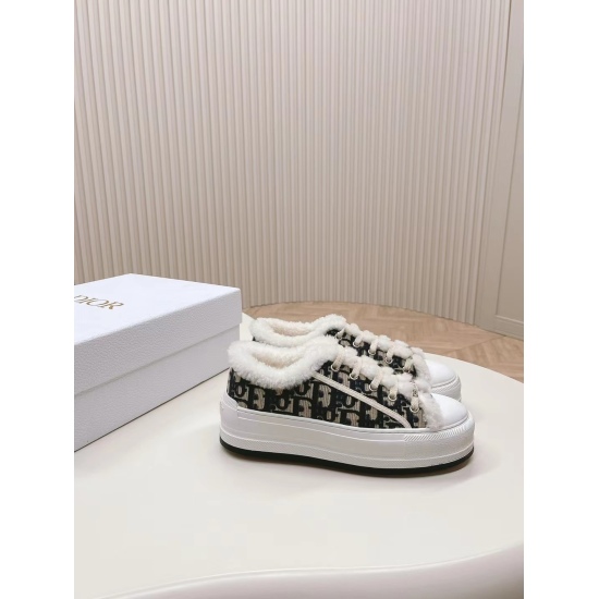 2024.01.05 310 Winter is here~Plush Dior sneakers can be worn. Dior 2024 early spring new classic thick soled embroidered sports shoes, integrated with leather and fur lining, both beautiful and warm, nice and great height increasing effect. The original 