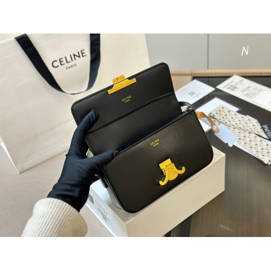 March 30, 2023, 205 Comes with a foldable box CELIN.Triomphe Sailing's latest Triomphe Arc de Triomphe armpit bag has a rectangular outline with a retro feel. Feel free to wear anything with this bag, it is high-end style. Size: 20.10cm