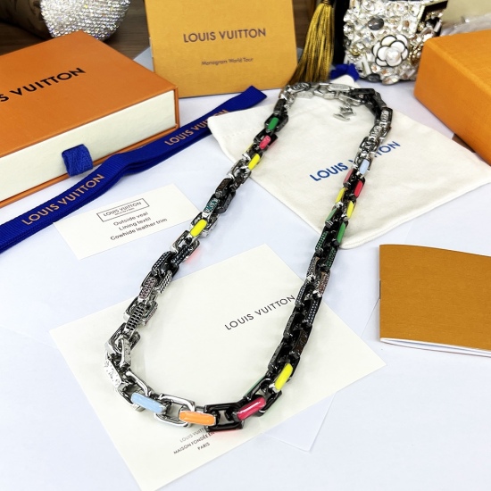 2023.07.11  Lvjia's new Paradise Chain necklace captures the attention with rainbow colors and fashion ideas. Enamel and transparent glass are dipped in bright and bright colors, the chain link is exquisitely carved with Monogram patterns, and the LV lett