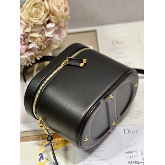 20231126 Large 880 Dior New Makeup Box Bag~More Exquisite Shape. The exquisite design fully embodies Dior's exquisite craftsmanship, making it an ideal travel companion. Paired with leather shoulder straps of the same color, it can be carried by hand or c