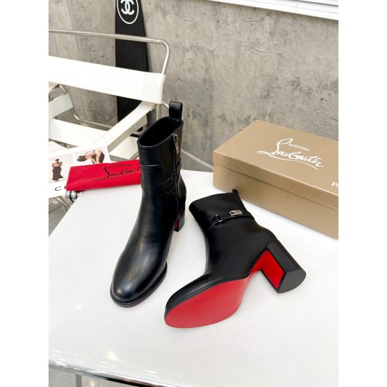 20240403 P335 yuan: Christian Louboutin (CL) will launch a new heavyweight thick heeled boots in 2023, made of shiny calf leather material. Side eye-catching embellishment with gold-plated Christian Louboutin (CL) logo design, with a height of 6 inches (1