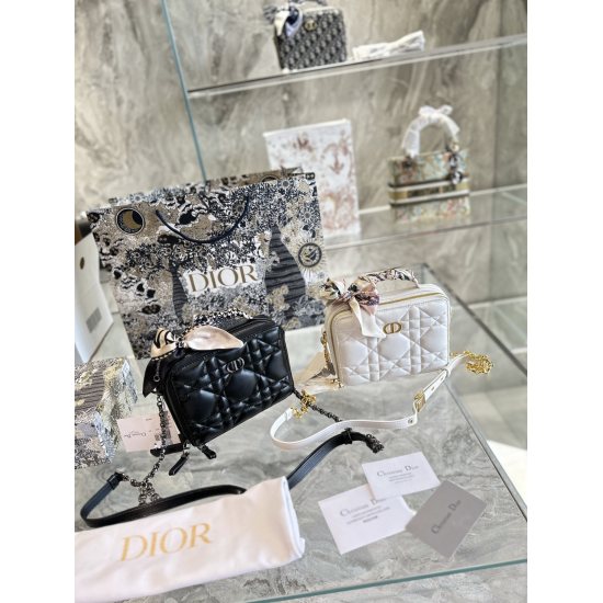On October 7, 2023, the P270 pure leather Dior Caro camera bag had an extremely high appearance value. Finally, I arrived at the Dior Tengge camera bag, which had a square shape and a luxurious appearance. I also came with a small laptop to carry the cute