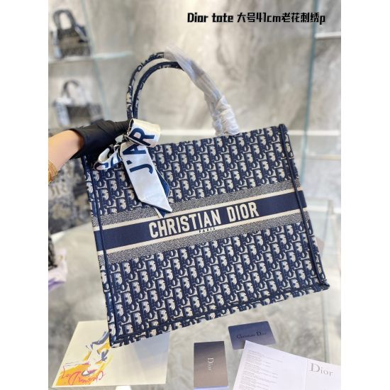 On October 7, 2023, the P285 large pDior Book Tote is an original work signed by Maria Grazia Chiuri, the artistic director of Christian Dior, and has now become a classic of the brand. This small style is designed specifically to accommodate all your dai