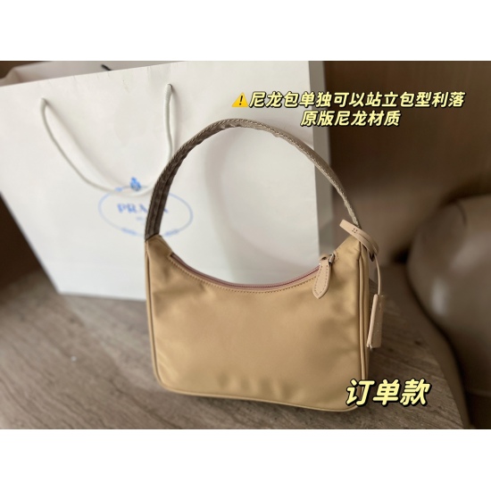 2023.11.06 140 matching box (Korean order) size: 22 * 13cm Prad hobo nylon underarm bag, seeing the actual product is truly perfect! packing ✔️ The design is super convenient and comfortable!