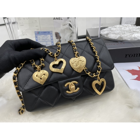 910 AS3457 Chanel 22B Hot selling model explodes with new CF matching metal heart pendant. Peach heart very vintage pendant on the chain. 5 heart pendants are exquisite and composite, and the texture is also very good and eye-catching. Size: 14 * 20 * 8cm