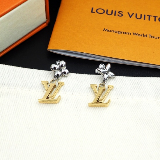 2023.07.11  Donkey's LV Ionic Flower Earrings creatively interpret classic Monogram elements, using bright steel to carve various Monogram flowers, and then using metal to shape LV letters, paying tribute to Louis Vuitton's long-standing heritage while ma