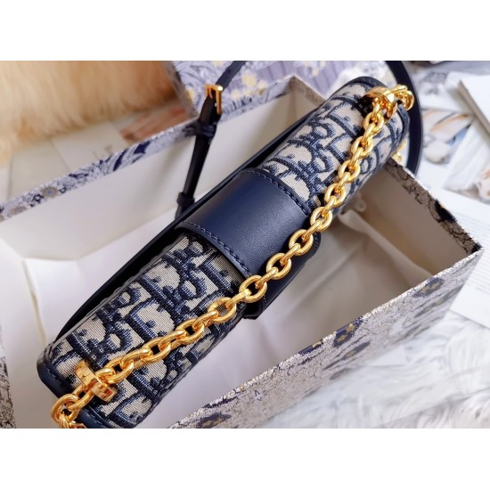 20231126 30 Montaigne Blue Jacquard Montaigne Chain Large Product Series is inspired by 30 Montaigne Avenue, featuring a classic style that showcases the iconic Dior brand. This handbag is carefully crafted with blue jacquard fabric, highlighting Dior's i