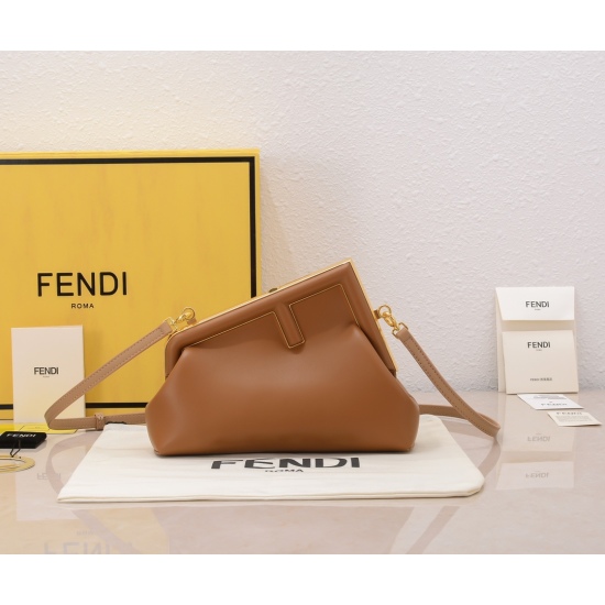 2024/03/07 800, Fendi ❤️ The first series features the letter F as its design highlight and adopts a diagonal frame contour. The appearance design is also unique and innovative, with an asymmetric bag shape that is fashionable and sharp. It can not only b