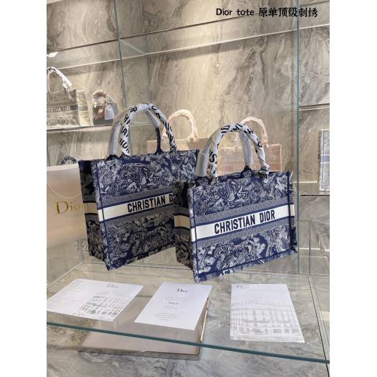 2023.10.07 p2290/310 Dior Book Tote is an original work signed by Christian Dior Art Director Maria Grazia Chiuri and has now become a classic of the brand. Designed specifically to accommodate all your daily necessities, it is embroidered with a rose col