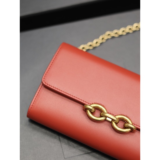 20231128 batch: 530 [red] # LE MAILLON plain grain cowhide chain bag # Absolutely right, it belongs to the Love at First Sight series! Italian South African cowhide, unique metal hardware buckle like two chains connected together. Regardless of the textur