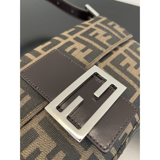 On March 7, 2024, the original 550 special grade 650 silver buckle small stick bag is currently the most popular illegal stick bag in FENDI medieval bags. The bag is compact and versatile, making it the most original style bag in the medieval style. It co