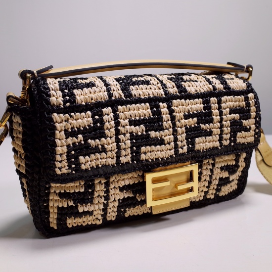 2024/03/07 p1030 [FENDI Fendi] New Iconic Baguette handbag, crochet natural color and black hand woven Lafite material, creating an FF pattern. Decorated with FF buckles. Equipped with a front flip cover, magnetic buckle, and an internal compartment lined