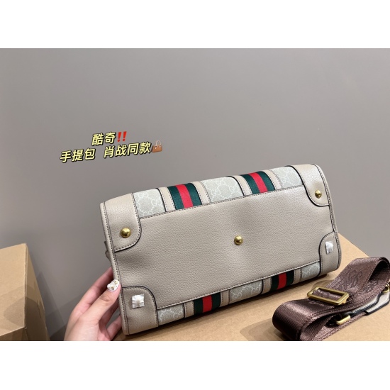 2023.10.03 Large P230 ⚠️ Size 35.22 Medium P225 ⚠️ Size 28.18 Small P220 ⚠️ The size 23.15 Kuqi GUCCI LINE BAULETTO handbag is a refreshing interpretation of the travel bag style by Xiao Zhan. The original GG canvas and striped webbing on the platform cre
