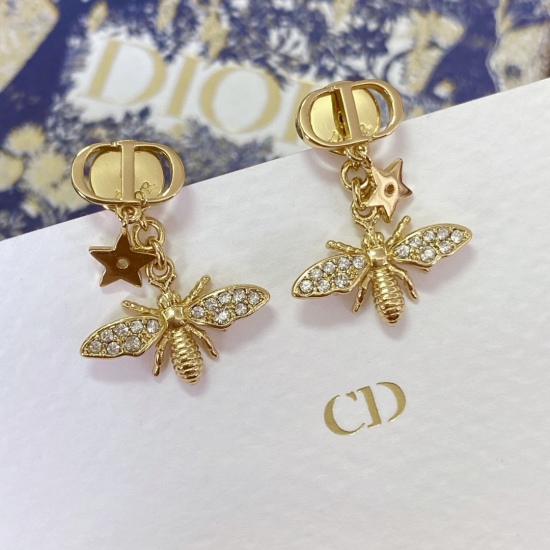 20240411 BAOPINZHIXIAAODior Petit CD Bee Earrings are fashionable and elegant, fixed to the ear with the 