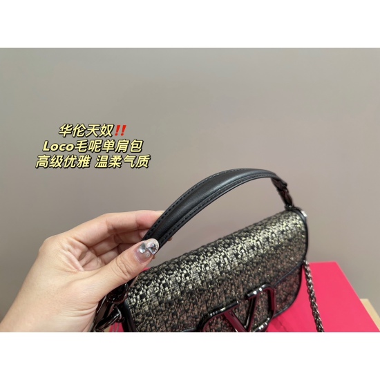 2023.11. 10 large P225 folding box ⚠️ Size 27.12 Small P215 Folding Box ⚠️ The size of the 20.10 Valentino Loco woolen shoulder bag exudes a sense of sophistication. It looks very versatile on the body, and there's no pressure on the back. No girl can ref