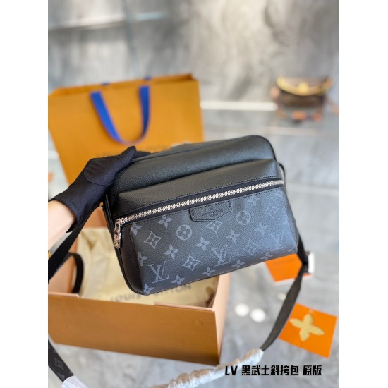 2023.10.1 Lv/OUTDOOR Postman Bag P220 Specification: L26.0xH20.0xW10.5cm Men's Bag Recommendation~Iv Outdoor Postman Bag is a must-have for commuting bags, really recommended. It can be cross slung, one shoulder, can also be used as a chest or waist bag, 
