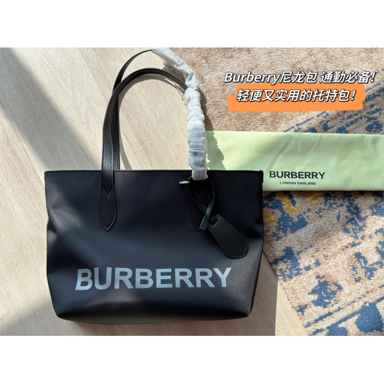 2023.09.03 170 No Box Size: Bottom width 30 * height 22cm Bur nylon bag is a must-have for commuting! A lightweight and practical tote bag with brand logo letters on the front, highly recognizable nylon fabric, very thick and textured. The actual product 