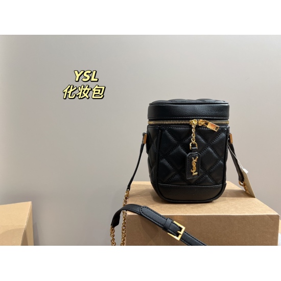 P195 box on October 18, 2023 ⚠️ The size 13.14 Saint Laurent makeup bag has a stunning upper body, and this texture is worth having for the little fairies