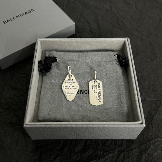 2023.07.23 0 Balenciaga earrings of Balenciaga are simple and generous, big brand, full of gold texture, and beautiful with clothes!