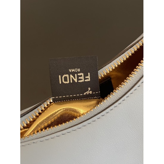 On March 7, 2024, the original 650 special grade 770 mini FEND1praphy underarm bag features a crescent shaped design, adorned with a classic metal logo [FEND1] at the bottom of the bag. The outline of the bag is very close to the body's lines, and when ca