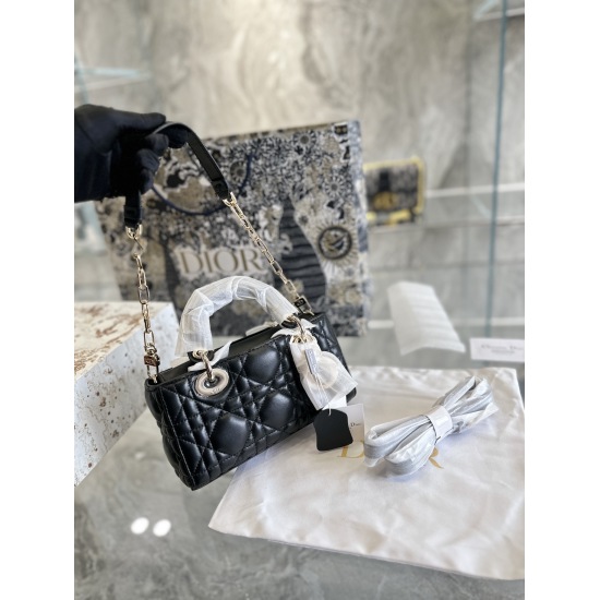 On October 7, 2023, the original version of P290 sheepskin had a heart attack at a glance. 22 New Dior Horizontal Edition Princess Bag The taro color really catches your eye. 22. The new Dior horizontal version of the Daifei back can also be worn without 