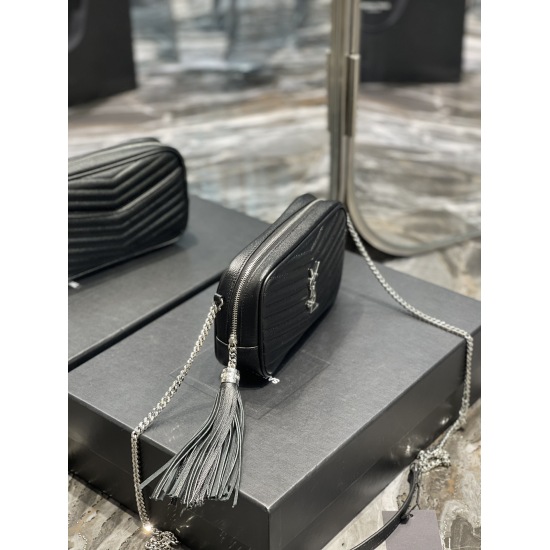20231128 batch: 580 black silver buckle_ Top imported cowhide camera bag, ZP open mold printing, to be exactly the same! Very exquisite! Paired with fashionable tassel pendants! Full leather inside and outside, with card slots inside the bag! Very practic